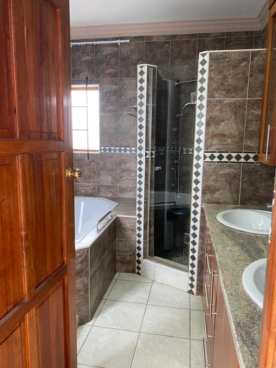 5 Bedroom Property for Sale in Birdwood Estate North West